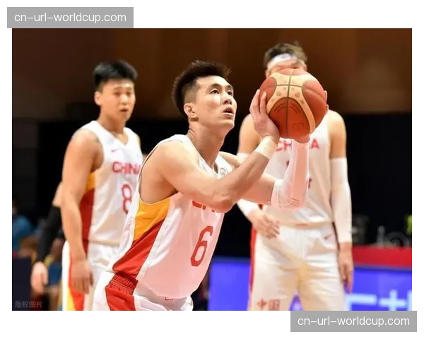 特写：郭艾伦场边为队友精彩进球挥毛巾呐喊